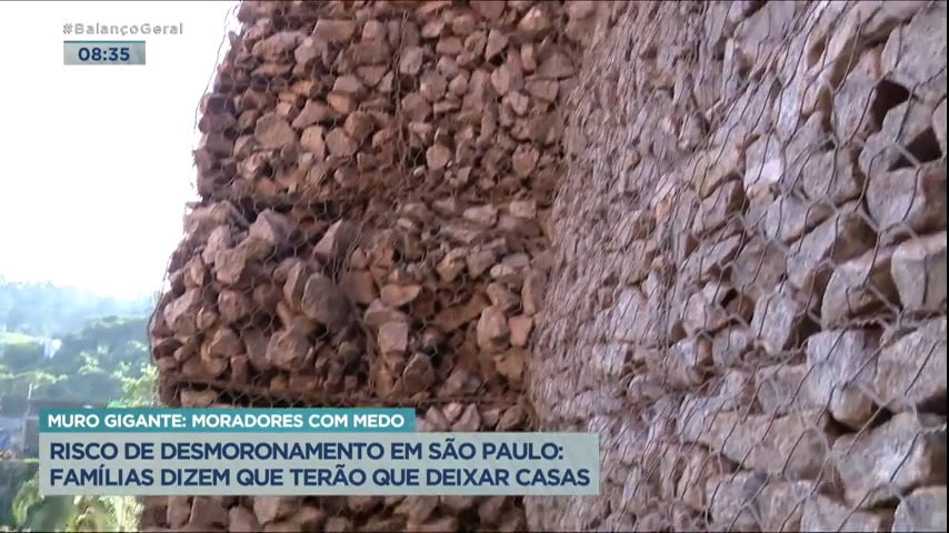 Vídeo: Moradores reclamam de muro de empresa que corre risco de desmoronar