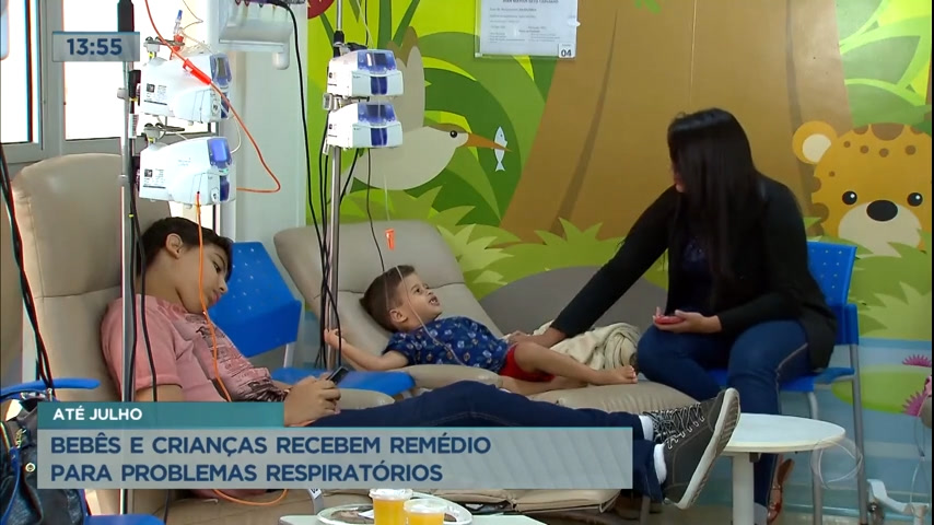 Vídeo: Bebês e crianças recebem remédio para problemas respiratórios