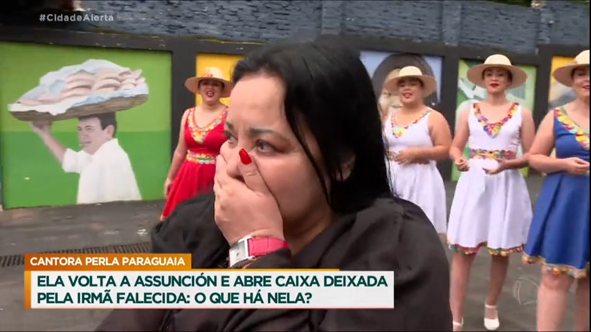 Vídeo: Cantora Perla reencontra família no Paraguai e abre presente deixado pela irmã falecida