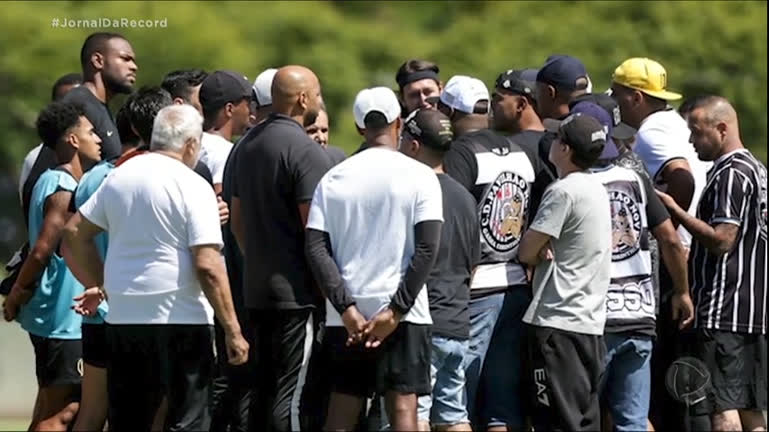 Vídeo: Integrantes de torcidas organizadas invadem CT do Corinthians e cobram jogadores