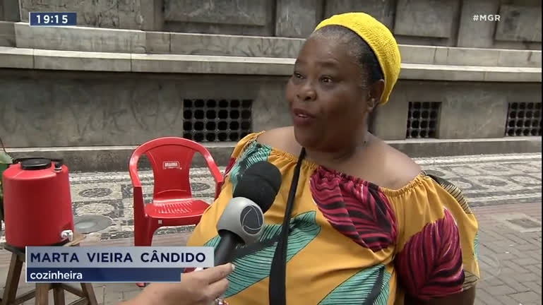 Vídeo: Cozinheira atrai pessoas no centro de BH com comida caseira e preço baixo