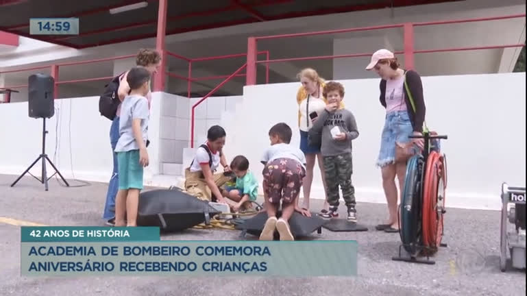 Vídeo: Academia de Bombeiro comemora aniversário recebendo crianças