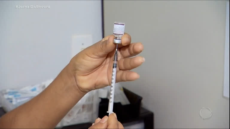Vídeo: Vacinas bivalentes contra covid estão disponíveis para todos os grupos prioritários no Brasil