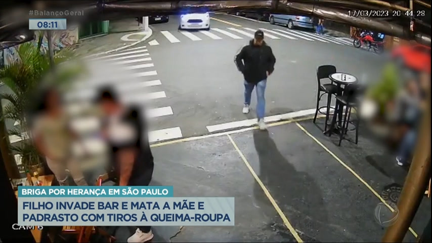 Vídeo: Filho invade bar e mata mãe e padrasto em São Paulo