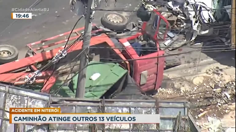 Vídeo: Motorista de caminhão perde controle e atinge 13 veículos no RJ