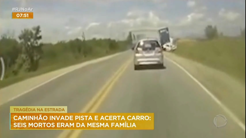 Vídeo: Família morre em acidente de trânsito após caminhão invadir pista no RJ