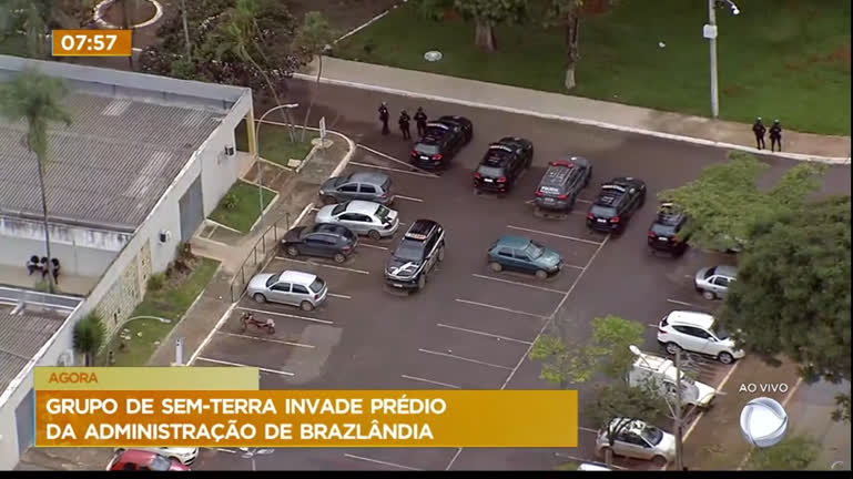 Vídeo: Grupo de sem-terra invade prédio da Administração de Brazlândia (DF)