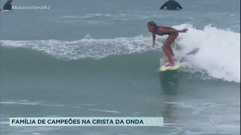 Vídeo: Atleta de 12 anos é destaque em circuito amador de surf no Rio