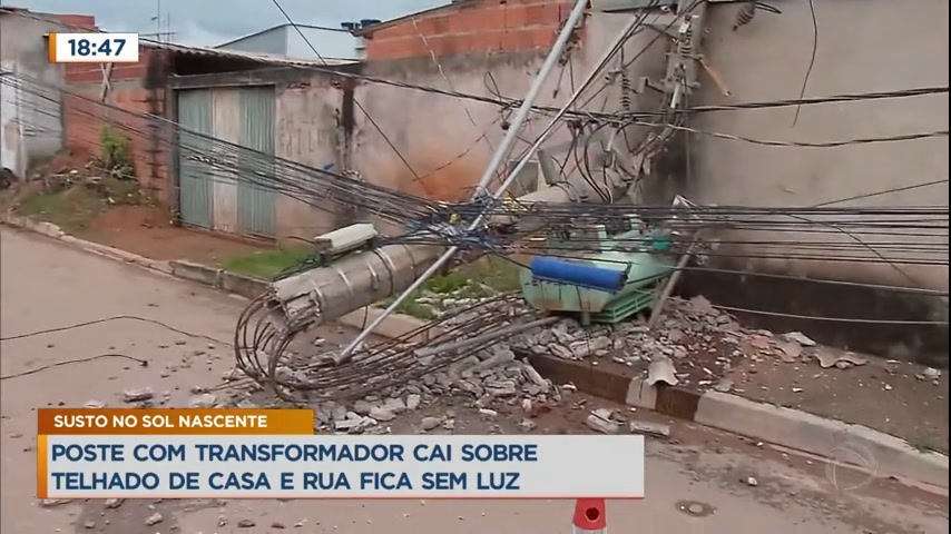 Vídeo: Poste com transformador cai sobre telhado de casa no Sol Nascente