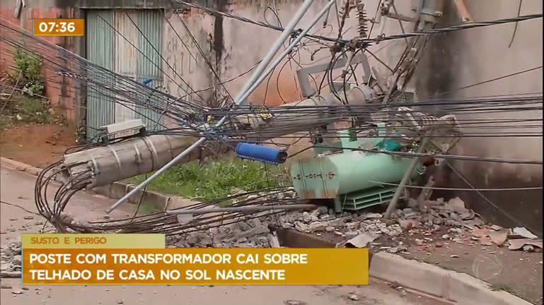 Vídeo: Poste com transformador cai sobre telhado de casa no Sol Nascente (DF)