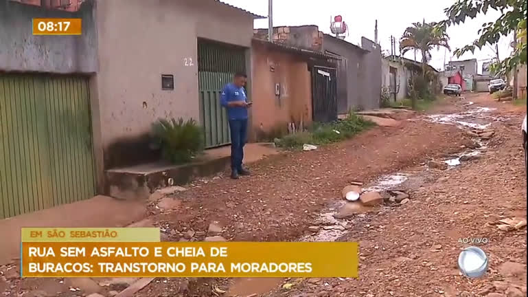 Vídeo: Moradores reclamam que há 20 anos convivem com rua sem asfalto e cheia de buracos em São Sebastião (DF)