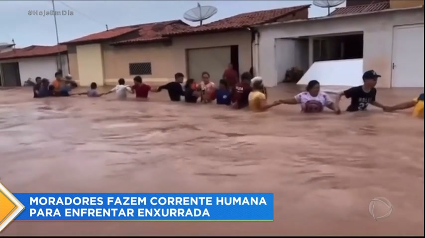 Vídeo: Moradores fazem corrente humana contra enchente no Maranhão