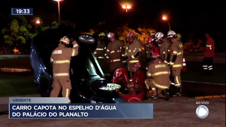 Vídeo: Carro capota no espelho d'água do Palácio do Planalto