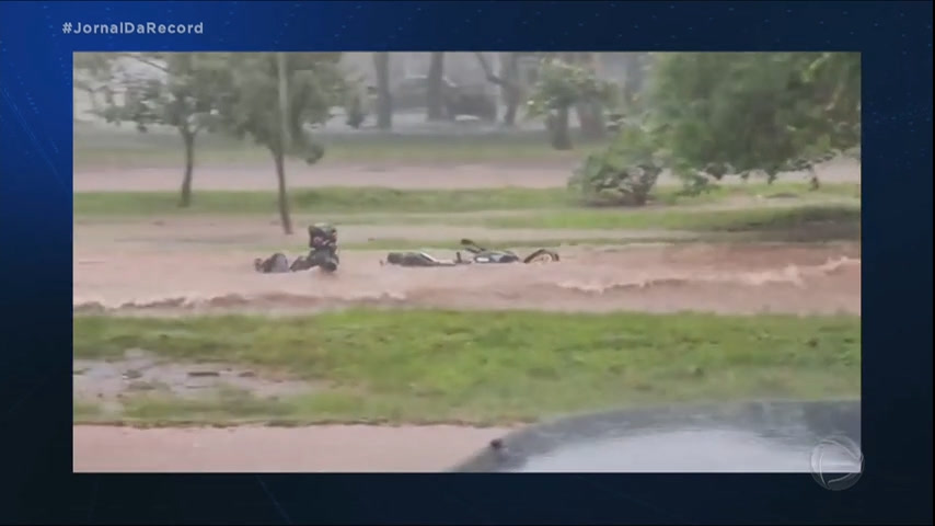 Vídeo: Motoqueiro é arrastado por enxurrada durante forte chuva no Distrito Federal