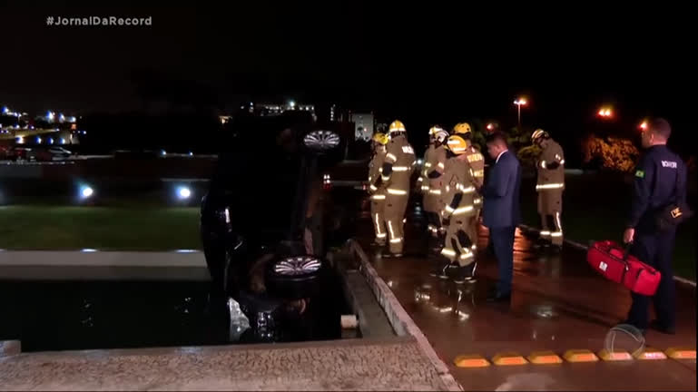 Vídeo: Carro de deputado cai no espelho d'água do Palácio do Planalto