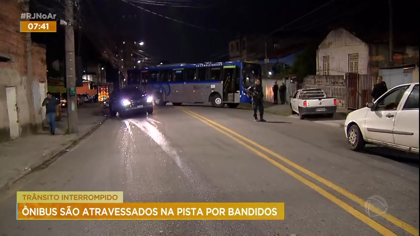 Vídeo: Trânsito é interrompido após morte de traficantes na zona norte do Rio