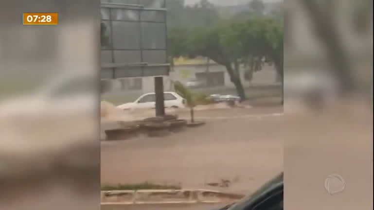 Vídeo: Forte chuva na tarde dessa terça causa estragos pelo DF