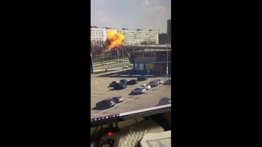Vídeo: Câmera de segurança grava momento em que míssil russo atinge prédio residencial na Ucrânia