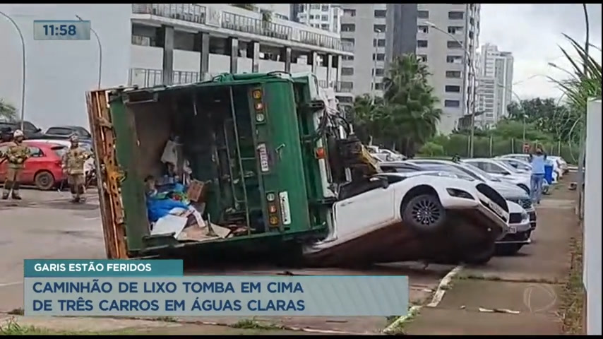 Vídeo: Caminhão da SLU tomba sobre três carros, em Águas Claras (DF)