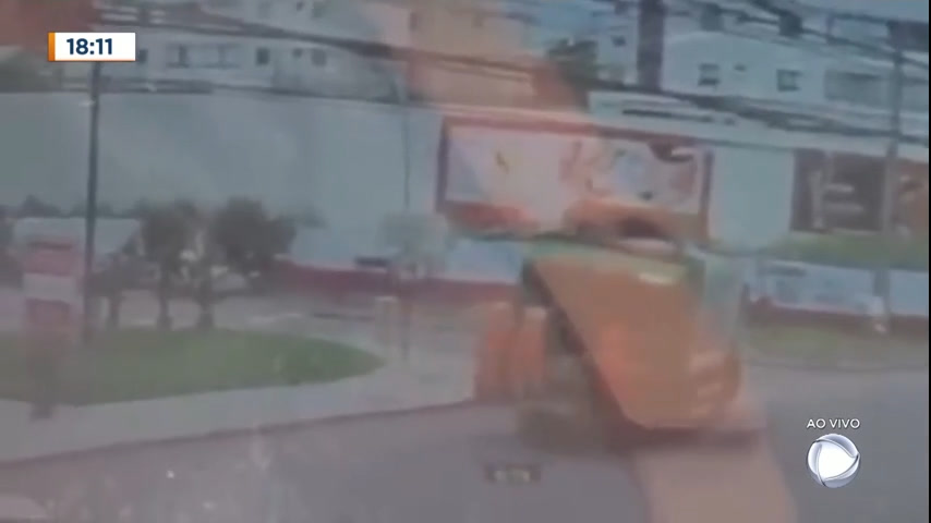 Vídeo: Caminhão de lixo tomba e esmaga três carros estacionados