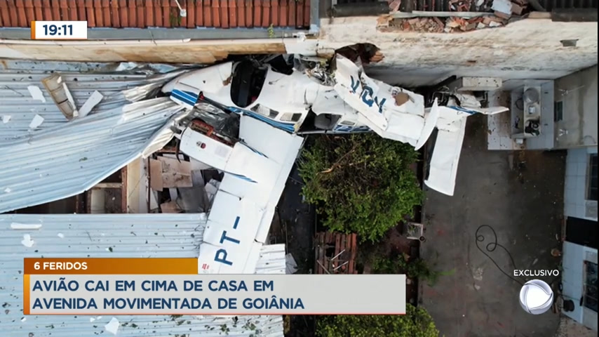 Vídeo: Avião cai em cima de casa em avenida movimentada de Goiânia