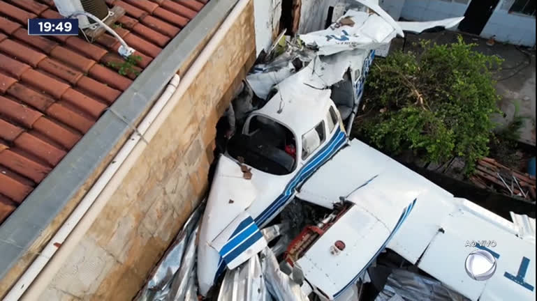 Vídeo: Duas pessoas morrem após queda de avião em Goiânia
