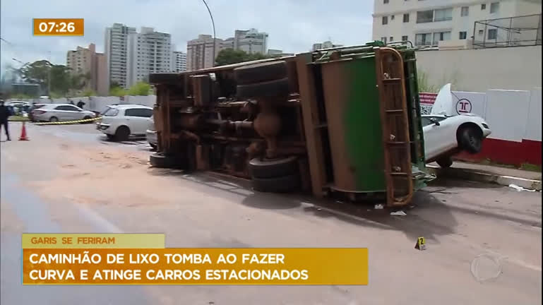Vídeo: Caminhão de lixo tomba ao fazer curva e atinge carros em Águas Claras (DF)