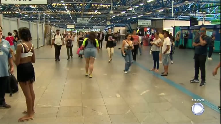 Vídeo: Usuários aguardam liberação das catracas do metrô de São Paulo