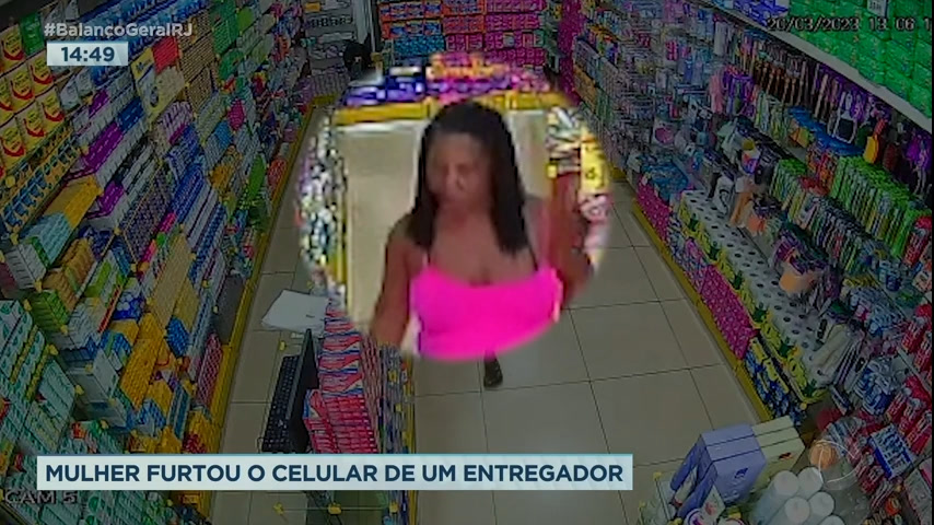 Vídeo: Mulher furta celular de entregador de farmácia em Bonsucesso