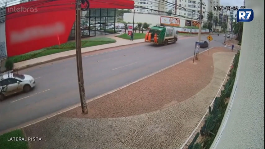 Vídeo: Caminhão de lixo tomba e atinge carros no DF