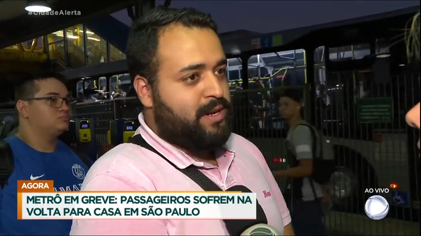 Vídeo: Trabalhadores tentam entrar em ônibus lotados e desabafam sobre a greve nos metrôs de SP