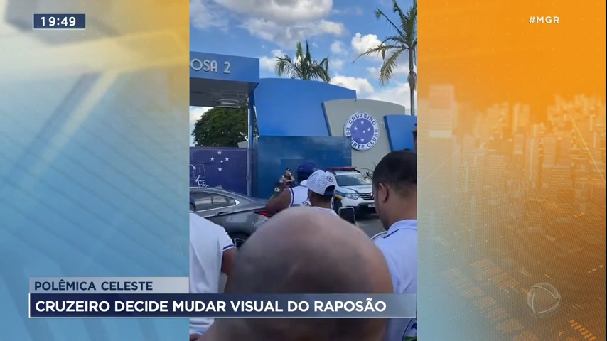 Vídeo: Torcedores do Cruzeiro protestam na Toca da Raposa contra nova aparência de mascote