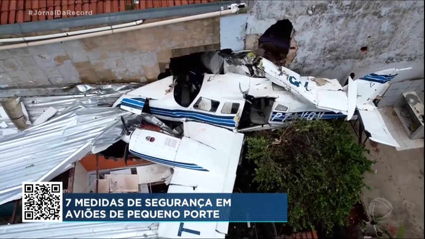 Vídeo: Peritos investigam causa de queda de avião bimotor em Goiânia (GO)