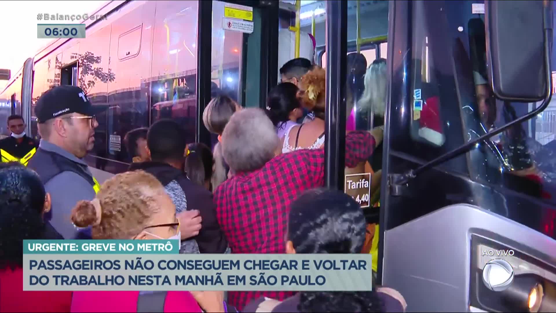 Vídeo: Usuários do transporte público em SP se espremem para tentar entrar em ônibus