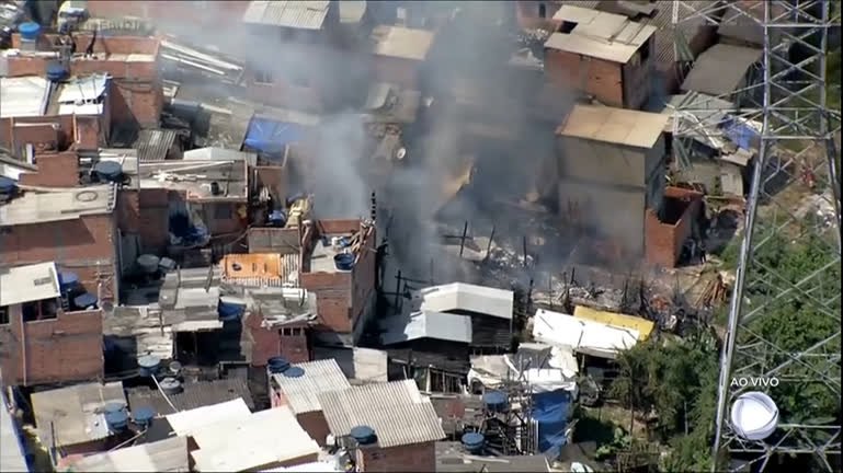 Vídeo: Incêndio atinge comunidade na zona oeste de São Paulo