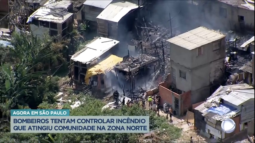 Vídeo: Bombeiros tentam controlar incêndio em comunidade na zona norte de SP