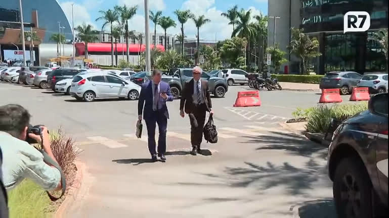 Vídeo: Vídeo: advogados de Bolsonaro entregam à PF armas que ex-presidente ganhou de presente