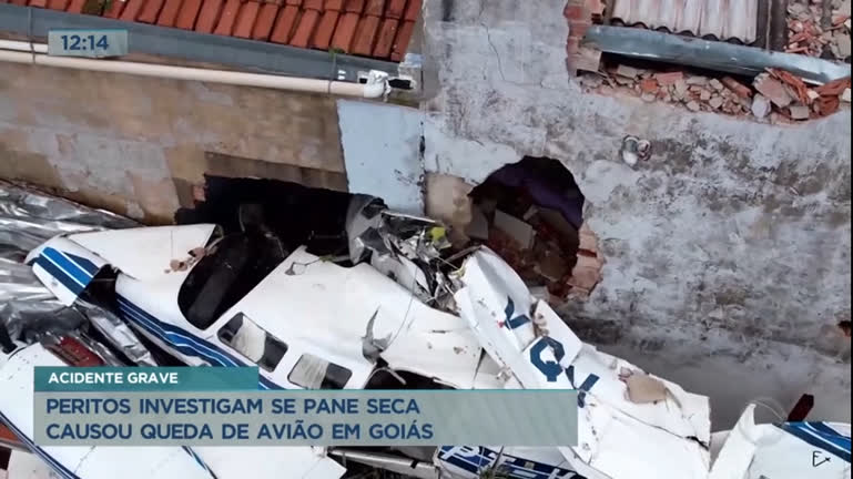Vídeo: Avião cai sobre casas em avenida movimentada em Goiânia