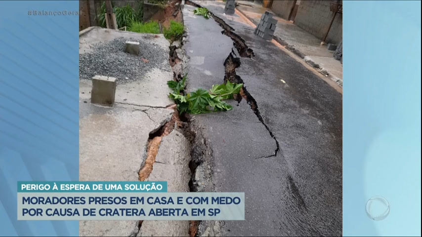 Vídeo: Com medo de sair de casa, moradores pedem solução para cratera aberta na rua