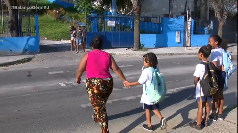 Vídeo: Falta de sinalização coloca alunos em risco na zona oeste do Rio