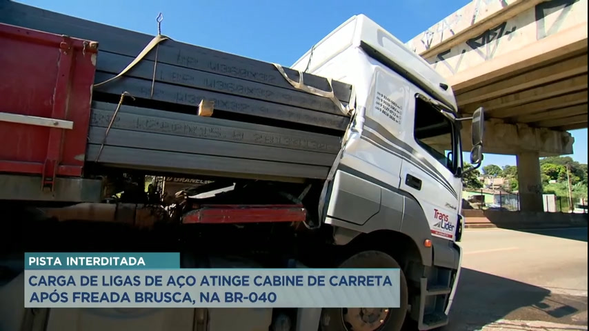 Vídeo: Carga de ligas de aço atinge cabine de carreta após freada brusca, na BR-040