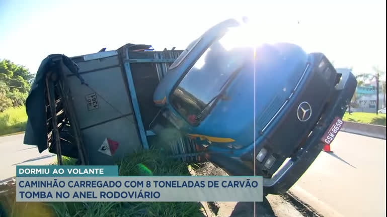 Vídeo: Caminhão carregado com oito toneladas de carvão tomba no Anel Rodoviário em BH