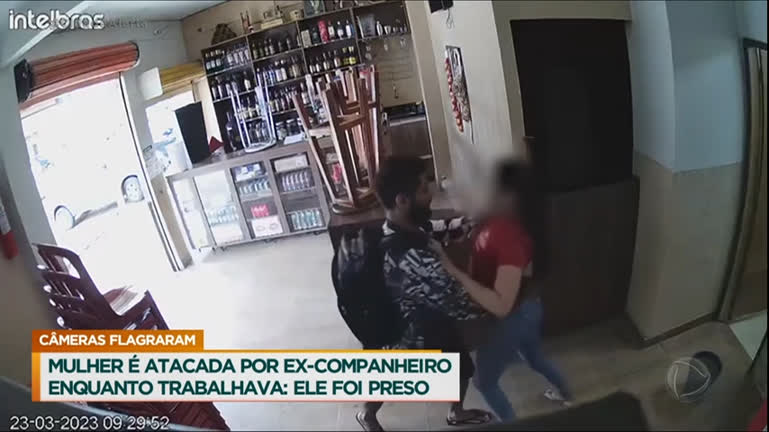 Vídeo: Mulher é atacada pelo ex-companheiro enquanto trabalhava