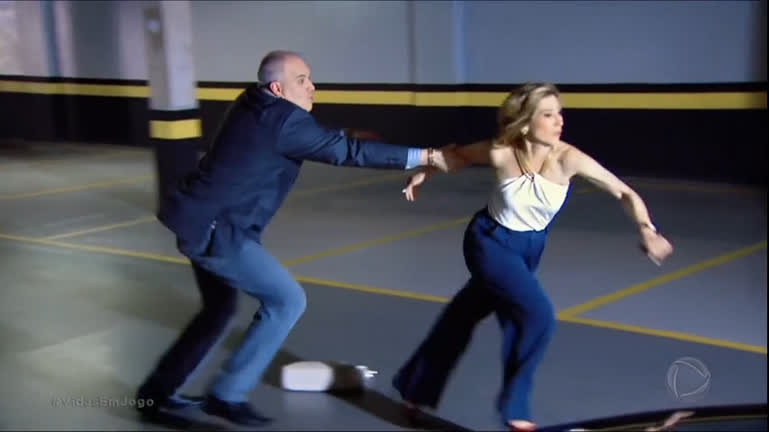 Vídeo: Cleber sequestra Regina na saída do trabalho | Vidas em Jogo