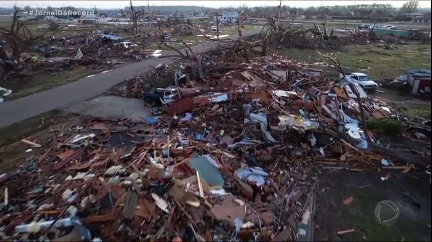 Vídeo: Tornados e tempestades provocam ao menos 24 mortes no sul dos EUA