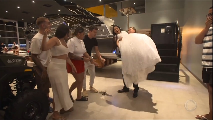 Vídeo: Mirella, das Gêmeas Lacração, se veste de noiva e "casa" no Hora do Faro