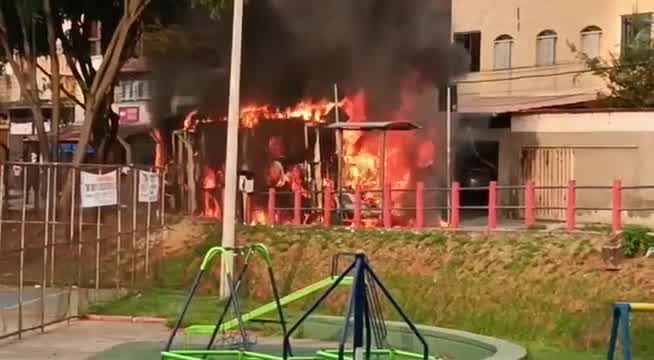 Vídeo: Ônibus é tomado por chamas e fica destruído no bairro Confisco, em BH