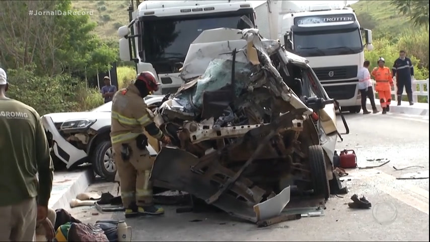 Vídeo: Minuto JR : engavetamento deixa um morto e 13 feridos em rodovia de Governador Valadares (MG)