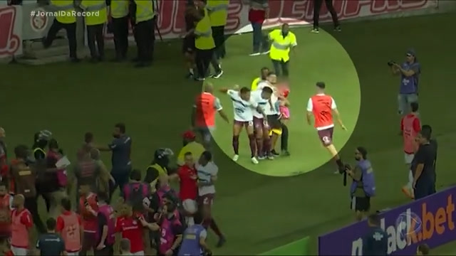 Vídeo: Polícia gaúcha ouve torcedor do Inter que invadiu gramado do Beira-Rio com a filha no colo