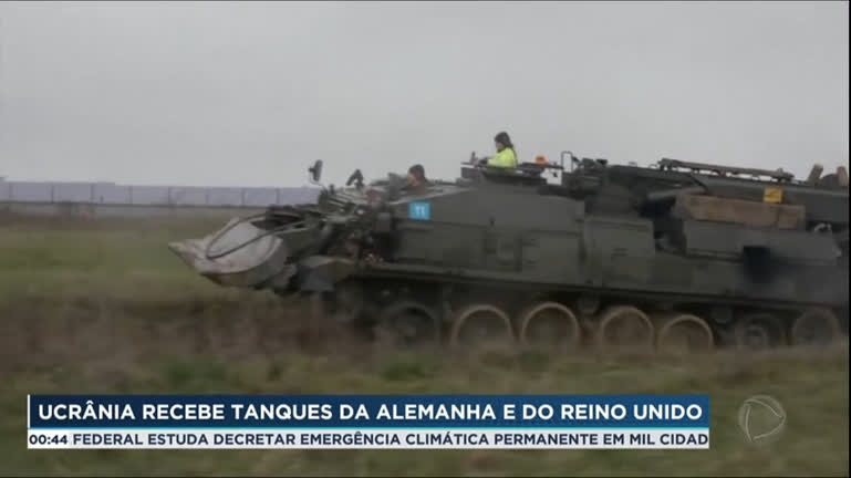 Vídeo: Ucrânia recebe 14 tanques de guerra britânicos para combater forças russas